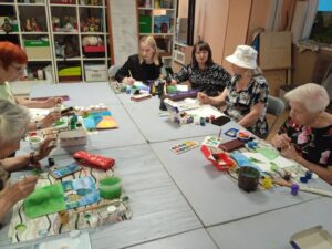 Подробнее о статье Мастер-класс по ИЗО для людей старшего поколения прошел в г.о. Чехов