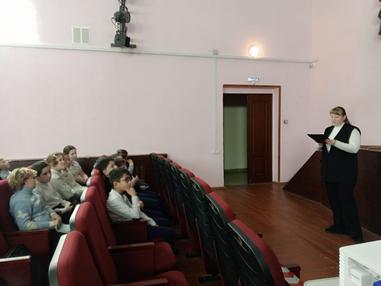 Вы сейчас просматриваете Тематическая викторина , посвященная Дню героев Отечества прошла в ДК Родник г.о. Чехов