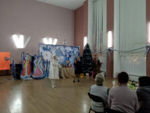 Подробнее о статье 18 декабря в ДК «Родник» совместно с Шараповской сельской библиотекой для клуба «ДИВО» и людей элегантного возраста г.о. Чехов состоялась новогодняя развлекательная программа «Новый год стучится в дверь!»