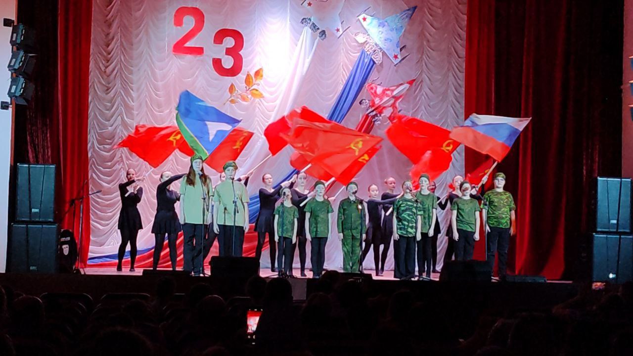 Вы сейчас просматриваете 22 февраля в преддверии замечательного праздника, олицетворяющего патриотизм и самоотверженность, достоинство и честь, в ДК «Родник» МО Чехов состоялась концертная программа «Славься, русский солдат!»