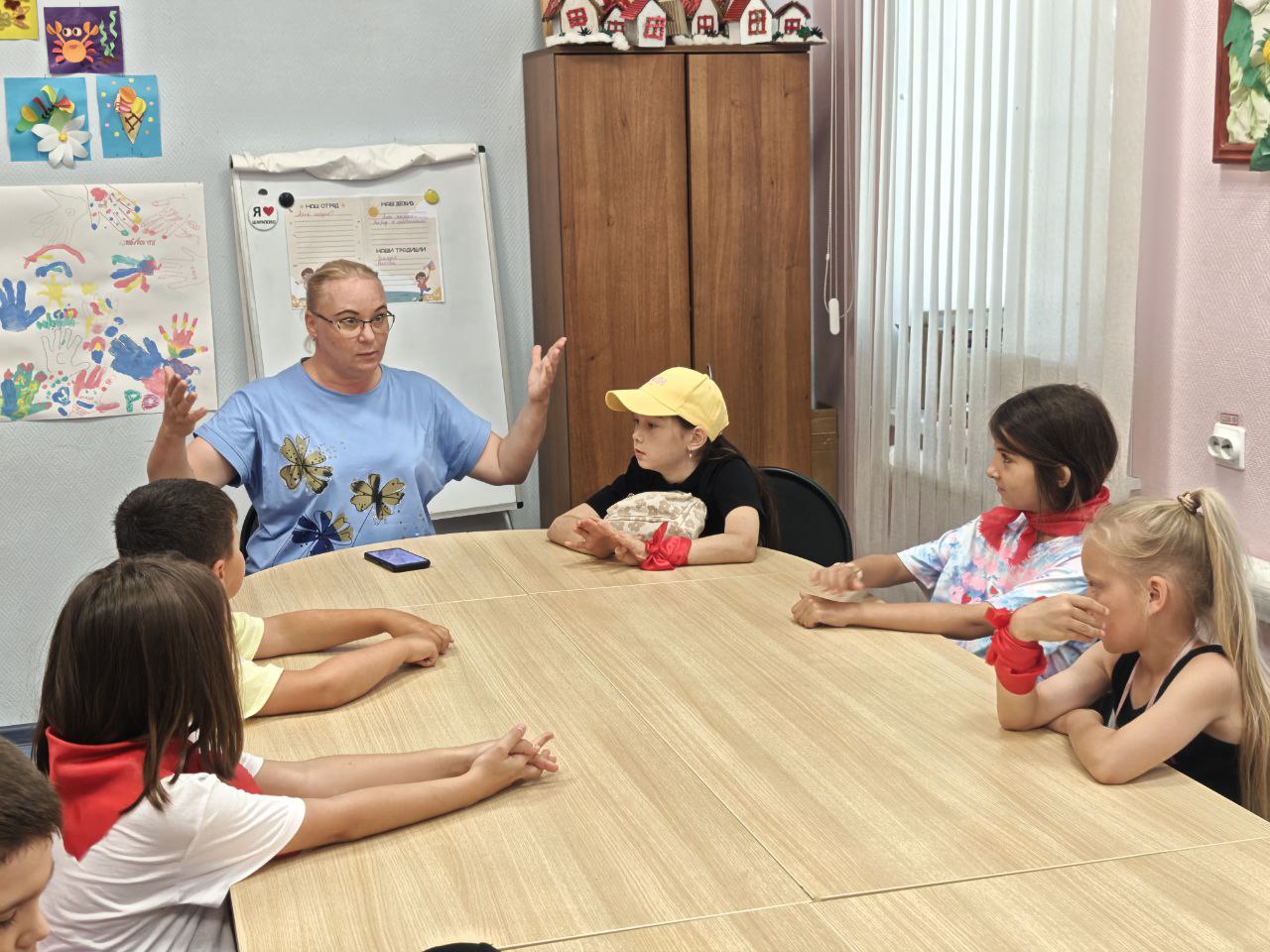 Вы сейчас просматриваете 14 июля в ДК «Родник» м.о. Чехов для детей прошла беседа на тему «Солнце, воздух и вода»