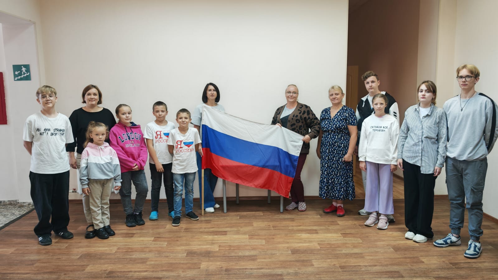 Вы сейчас просматриваете 🇷🇺22 августа в ДК «Родник» прошла тематическая программа «Флаг России-символ величия и духа!», посвященная Дню Государственного флага РФ🇷🇺